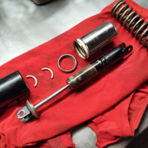 ČZ 125 typ 453 z roku 1961 - Oprava zadních tlumičů 60 ČZ 125 typ 453 z roku 1961 - Oprava zadních tlumičů 60