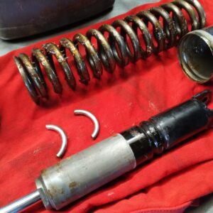 ČZ 125 typ 453 z roku 1961 – Oprava zadních tlumičů 10