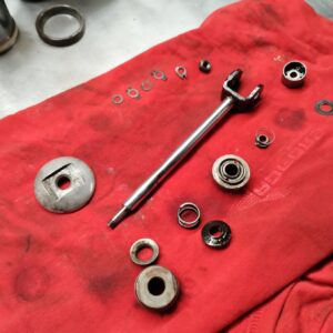 ČZ 125 typ 453 z roku 1961 – Oprava zadních tlumičů 28