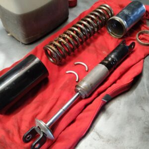 ČZ 125 typ 453 z roku 1961 – Oprava zadních tlumičů 9