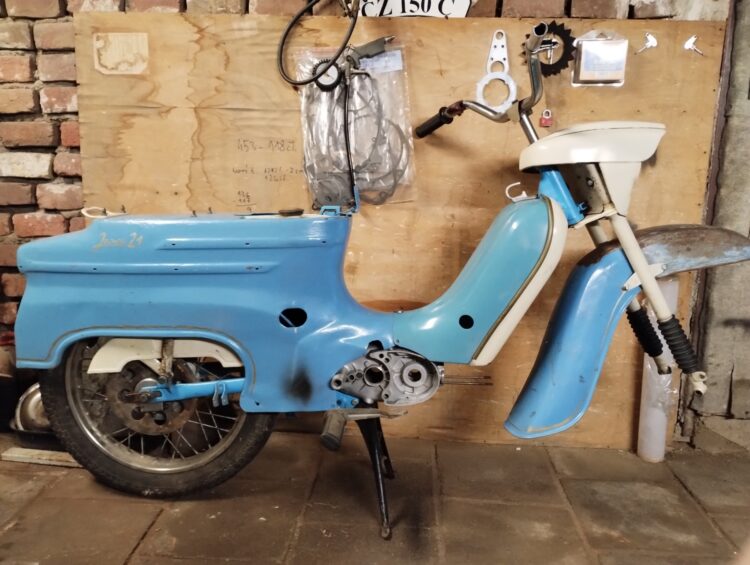 Jawa 50 typ 21 z roku 1972 – Skládání z dílů [13]