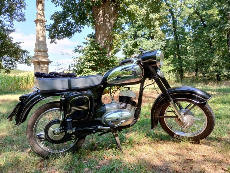 Čz 125 typ 453 z roku 1961 u auerového kříže [5]