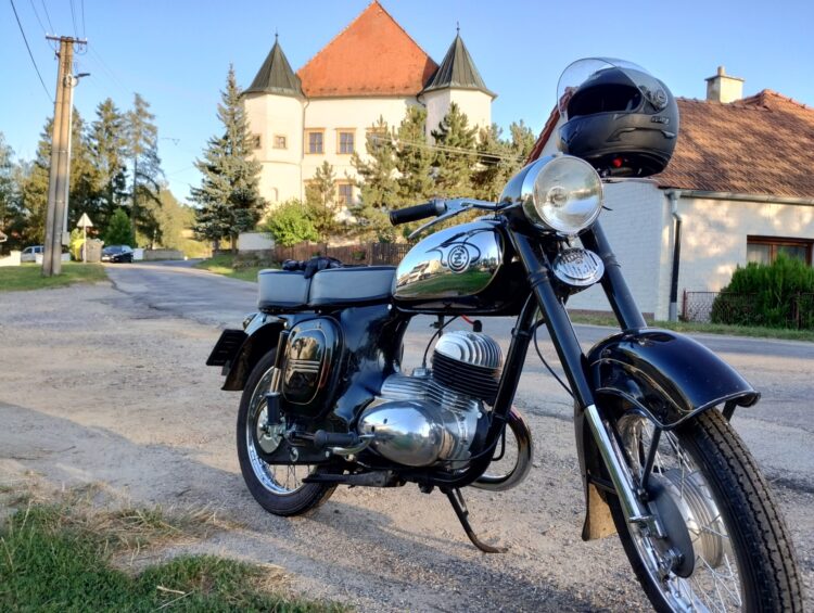 ČZ 125 typ 453 z roku 1961 – Zámek Boskovštejn 1