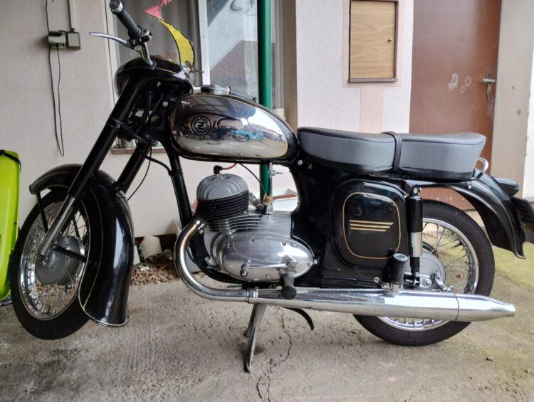 Čz 125 typ 453 z roku 1961 první start v roce 2025 [1]