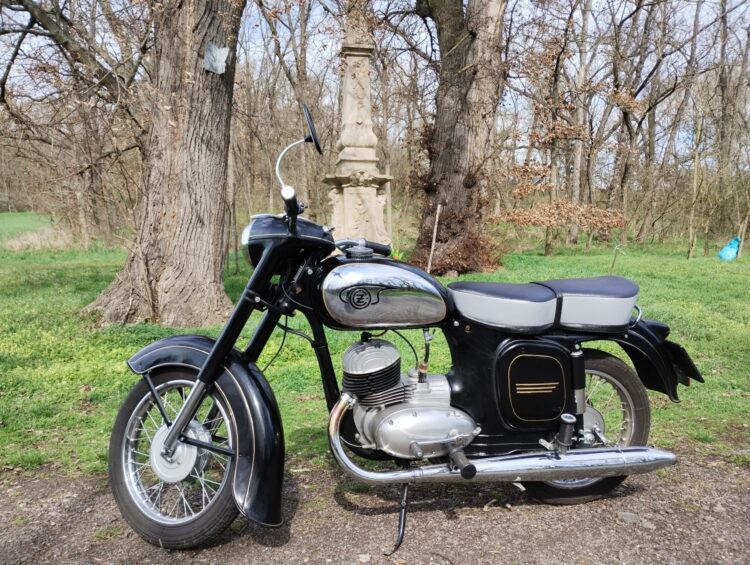 ČZ 125 typ 453 z roku 1961 – Seřízení volnoběhu 1