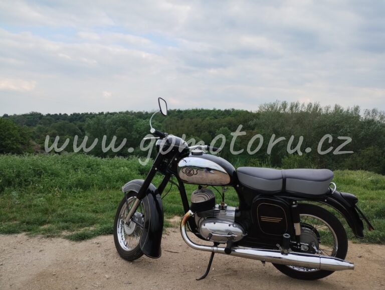 ČZ 125 typ 453 z roku 1961 - Okolo komína 1