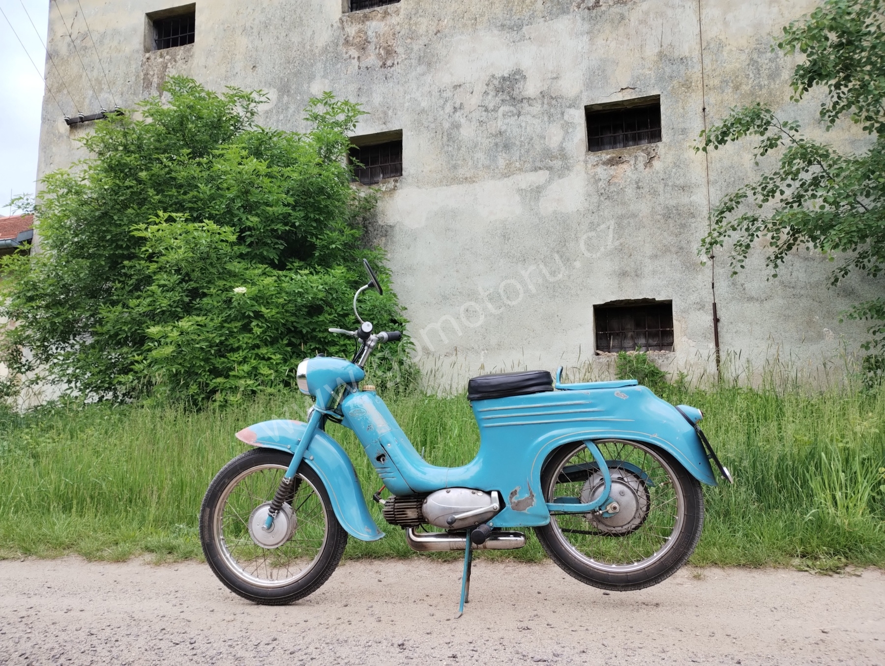 Jawa 50 typ 555 z roku 1959 - Okolo komína 1 Jawa 50 typ 555 z roku 1959 - Okolo komína 1