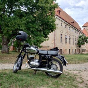 ČZ 125 typ 453 z roku 1961 – Socha Jaderná kráva, JE Dukovany, Lipňany 1