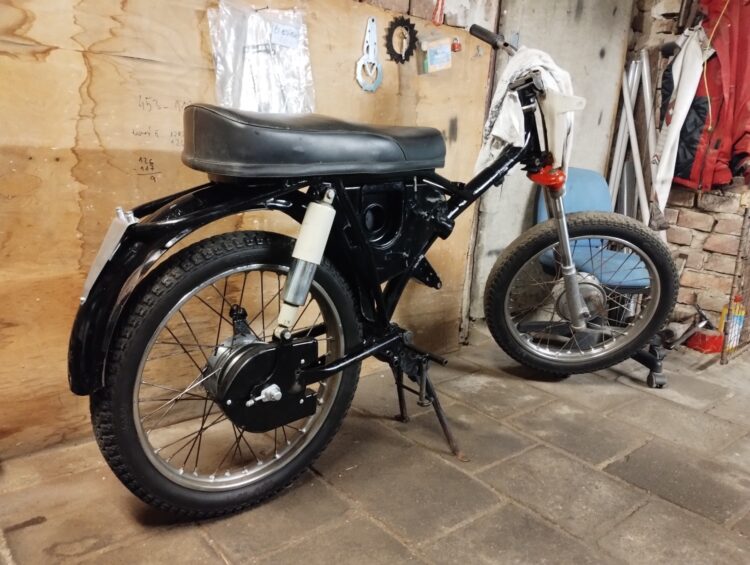 jawa 90 typ 31 roadster z roku 1969 skládání zadní části [19]