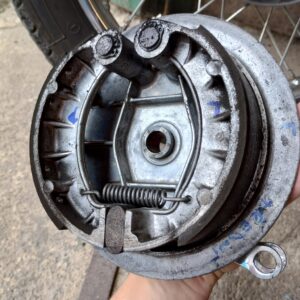 ČZ 125 typ 453 z roku 1961 - Demontáž předního kola 10