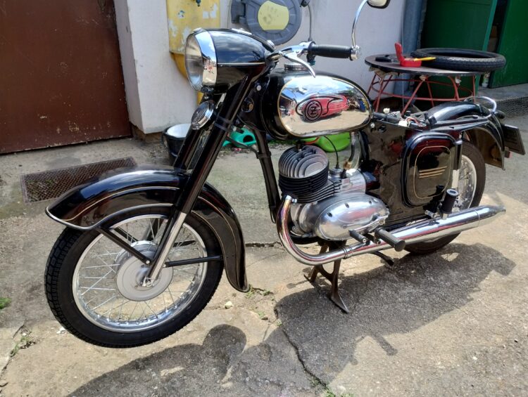 ČZ 125 typ 453 z roku 1961 - Montáž předního kola 07