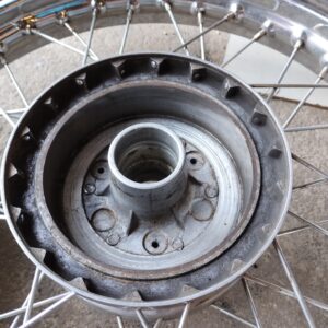 ČZ 125 typ 453 z roku 1961 - Výměna ložisek v předním kole 04