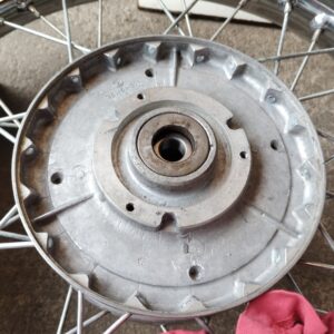 ČZ 125 typ 453 z roku 1961 - Výměna ložisek v předním kole 11